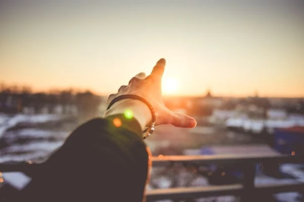 《钟表的故事》读后感:时间齿轮中的人生哲学与永恒思考