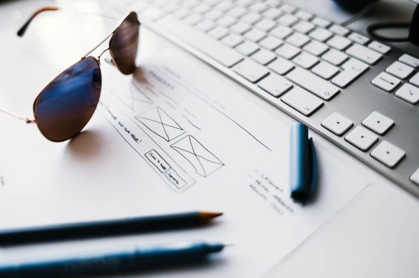 《索桥的故事：跨越时空的钢铁诗篇与人性回响》