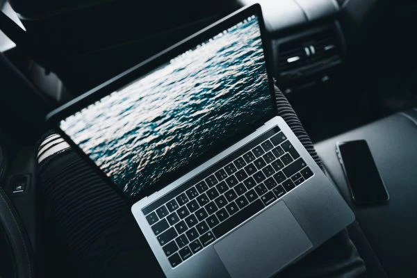 那些照亮人生的智慧火花:从名言故事中汲取永恒力量