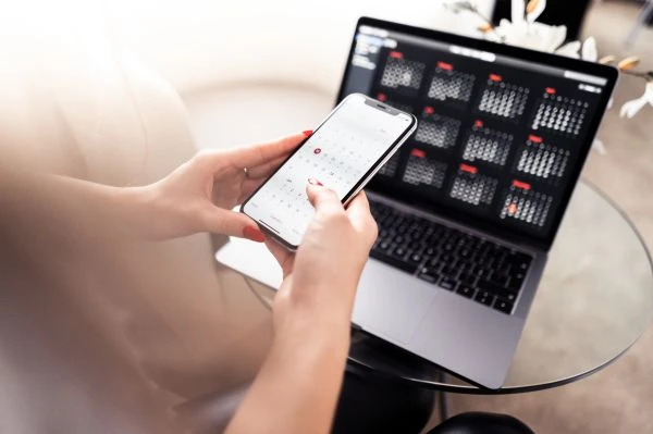 深夜书页间的战栗:当恐怖故事成为灵魂的镜子